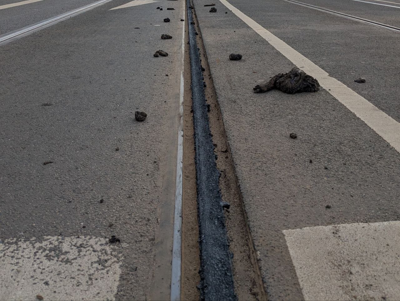 Die Fugen der Straßenbahngleise in Leipzig lösen sich bei 40 Grad auf - Der Tramverkehr wird daraufhin für mindestens zwei Tage eingestellt.